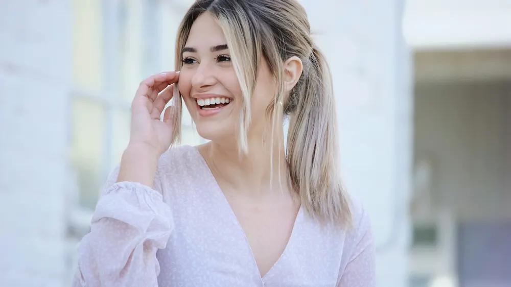 Mulher sorrindo (foto ilustrativa)